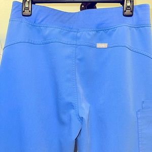 FIGS Women’s CEIL BLUE kade cargo scrubs